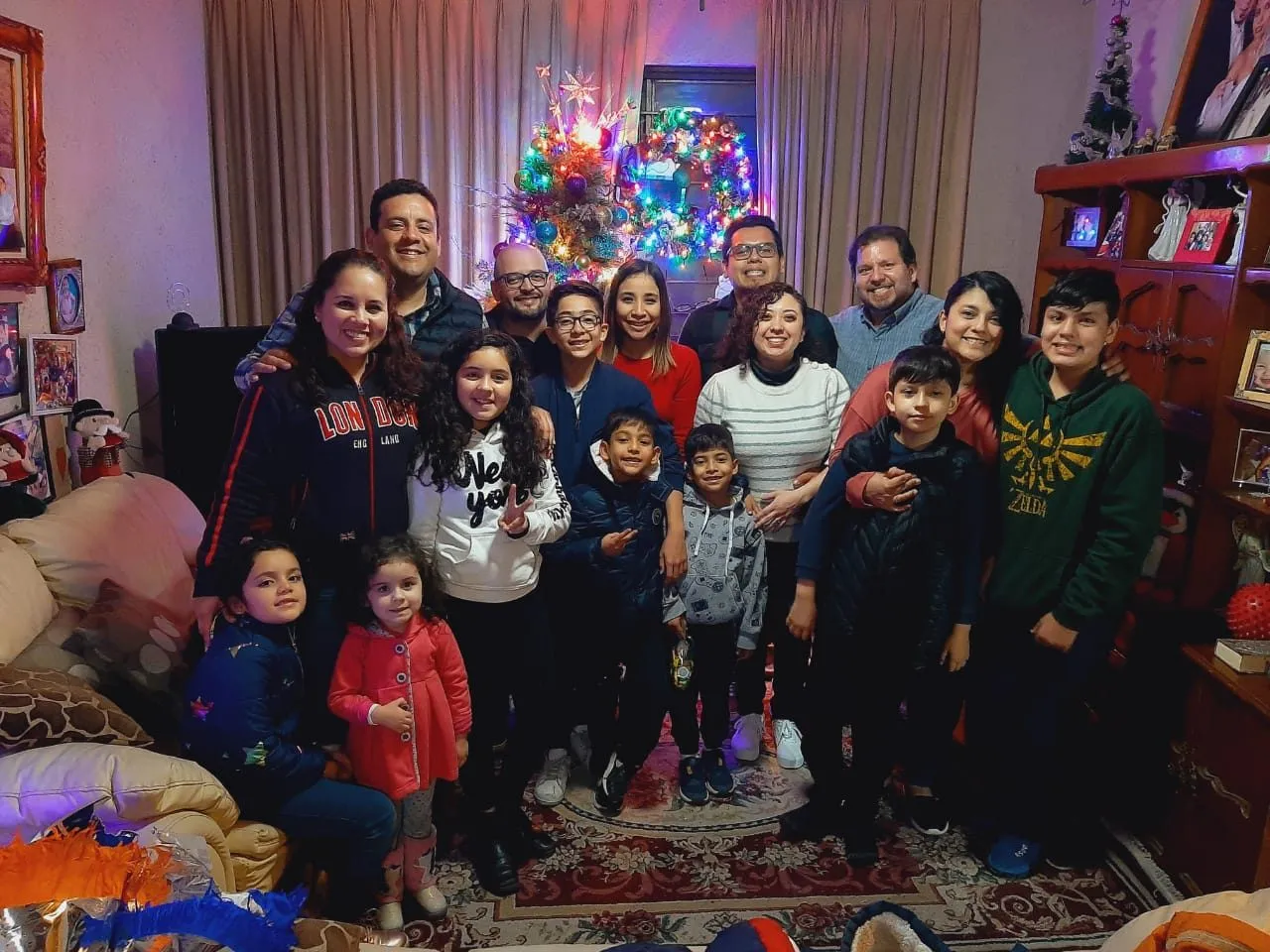 Matrimonios conviviendo en una reunión de la comunidad