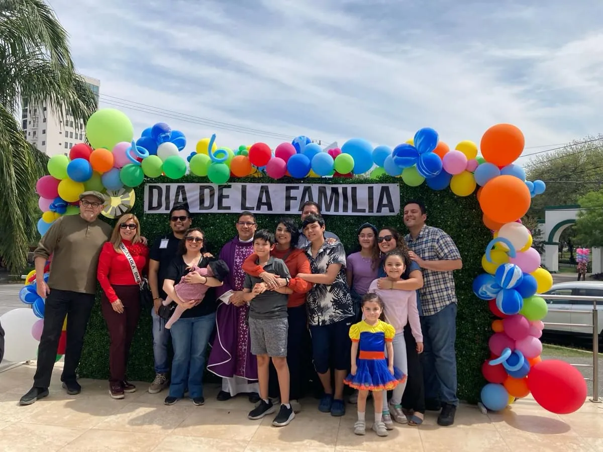 Familias de la comunidad celebrando juntas