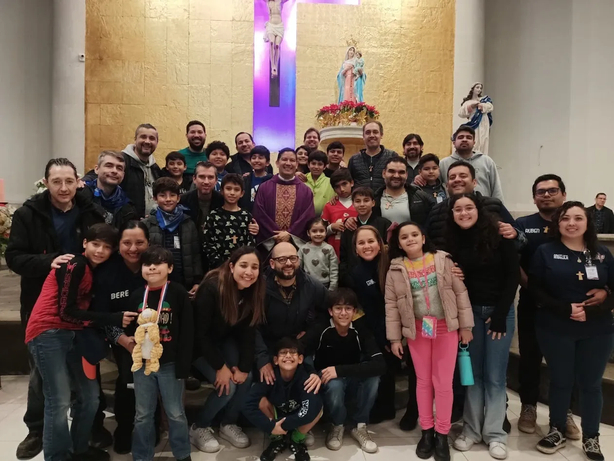 Grupo completo de la comunidad en la parroquia
